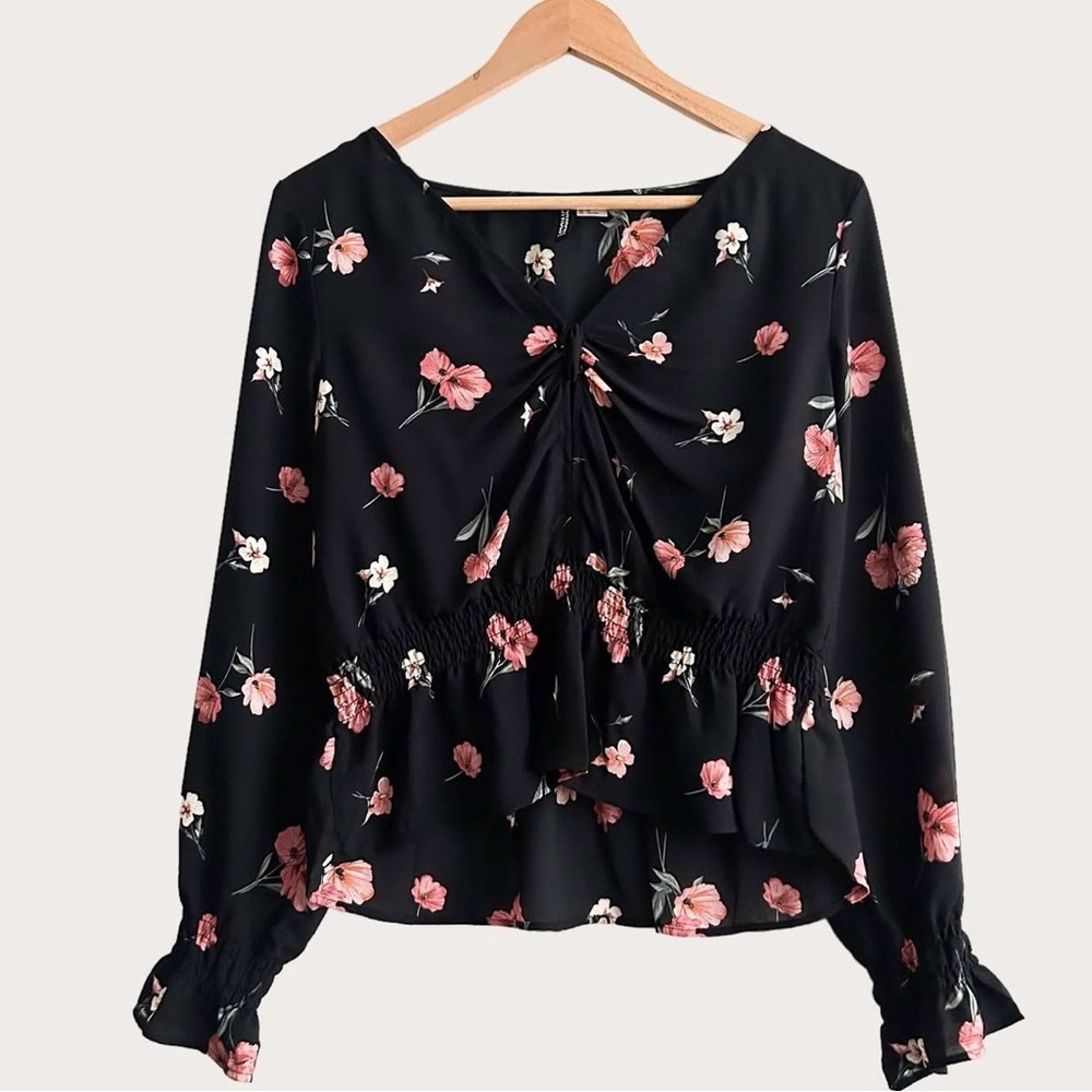 🔥MOVING SALE🔥 H&M Black and Pink Floral Blouse
